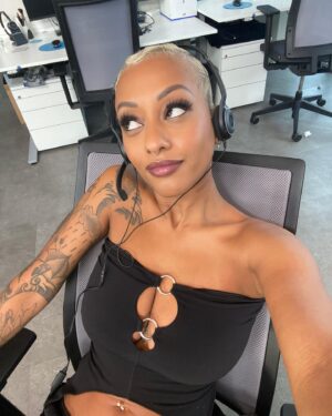 Nura Habib Omer Instagram - Sie sprechen mit der Beschwerde Hotline … Nura mein Name wie kann ich ihnen helfen ? Was brennt ihnen auf der Seele ? 😅
💄 @larissahewan 
🌊 @byluciabinta
