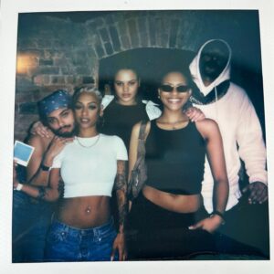 Nura Habib Omer Instagram - hab spontan am Mittwoch bei @unreleased.berlin 3 Lieder gespielt, darunter auch Ertrunken Goa Remix… was sagt ihr dazu dass dieser Song niemals rauskommen wird? Meinung ? 

Tausend dank an @frustra030 @fede4o4 & @rei.no.moura @ für die Einladung 🥰

📸 @richys.pics @ebeabebe @saybyetoit 
🌊 @luciabinta