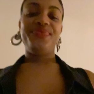 Nura Habib Omer Instagram - Ehrlich gesagt nervt mich Instagram extrem & ich poste nur stuff für den Algorithmus, um nicht geshadowbanned zu werden. Wie im Zoo, Leute glotzen nur & sind zu cool um zu Supporten dabei verlangt man nicht viel von den Menschen. Ich finds verrückt weil wenn ich schon da bin, dann lass ich doch gleich mal bisschen liebe da. Alle sagen sie gönnen aber brechen sich ein Zacken aus der Krone wenn sie mal wirklich was liken kommentieren oder teilen sollen aber sind die ersten bei Beyoncé und Co 😅 Außerdem warum muss mal sowas überhaupt erwähnen? Sollte man nicht sowas einfach automatisch tun als supportive person? Damals hab ich es geliebt in den Kommentaren mit den Leuten ganze Konversation zu haben & heute lesen sich mittlerweile die wenigsten Captions durch.