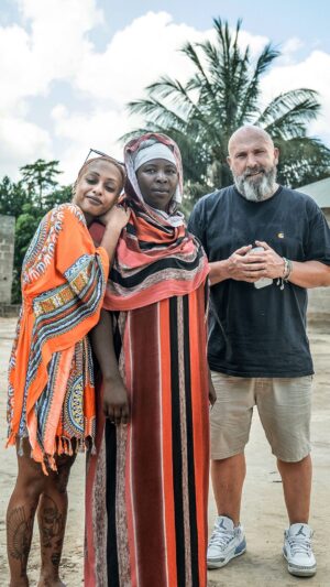 Nura Habib Omer Instagram - Tansania. Nura. Niko. Sharifa.
Frauen, die für ihre Träume kämpfen. Eine ganze Gruppe dieser und näher Sharifa lernen Nura und Niko heute kennen. 

Sharifas Mut und Ehrgeiz ihrer Familie ein besseres Leben zu ermöglichen spüren Nura und Niko vom ersten Augenblick an. Mit Hilfe zur Selbsthilfe ermöglichen die SOS-Kinderdörfern gemeinsam mit der Community und ehrenamtlichen Gruppen vielen weiteren Familien eine autonomes Leben ohne Armut. 

Diese Reise nach Tansania und damit ein absolutes Herzensprojekt konnten wir dank Nura und Niko gemeinsam umsetzen und so die Schicksale besonderer Menschen mit Euch teilen. 

WIR SAGEN DANKE VON HERZEN! ❤️
@nura @nikobackspin 

🎥: Martin Fischer / 📸: Sabine Conquest

#nura #nikobackspin #tansania #soskinderdoerfer