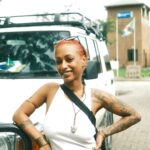 Nura Habib Omer Instagram - Tansania. Nura. Niko. Joyce. Auch in Tansania beeindrucken uns Frauen: Joyce hat sich mit Unterstützung der SOS-Kinderdörfer ein eigenes Business aufgebaut. “Trust the process” ist Nura im Kopf geblieben. Denn von Joyce positiver Art und dem Stolz, was sie alles für ihre Familie erreicht hat, lässt man sich schnell anstecken. Wie helfen die SOS-Kinderdörfer mit der Familienhilfe und was motiviert Joyce am meisten? Seht selbst! Morgen nehmen wir euch noch einmal mit nach Tansania – lernt da weitere beeindruckende Frauen kennen. @nura @nikobackspin #nura #nikobackspin #tansania #soskinderdoerfer 🎥: Martin Fischer / 📸: Sabine Conquest