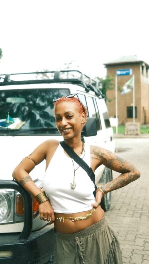Nura Habib Omer Instagram - Tansania. Nura. Niko. Joyce.
Auch in Tansania beeindrucken uns Frauen: Joyce hat sich mit Unterstützung der SOS-Kinderdörfer ein eigenes Business aufgebaut. “Trust the process” ist Nura im Kopf geblieben. 

Denn von Joyce positiver Art und dem Stolz, was sie alles für ihre Familie erreicht hat, lässt man sich schnell anstecken.

Wie helfen die SOS-Kinderdörfer mit der Familienhilfe und was motiviert Joyce am meisten? Seht selbst!

Morgen nehmen wir euch noch einmal mit nach Tansania – lernt da weitere beeindruckende Frauen kennen. 

@nura @nikobackspin 

#nura #nikobackspin #tansania #soskinderdoerfer

🎥: Martin Fischer / 📸: Sabine Conquest
