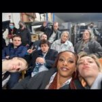 Nura Habib Omer Instagram - BTS Die Discounter Staffel 3 !! Was ist eure Lieblings Folge/Szene? 😊 1. Skidom (fahre nie wieder Ski) 2. Marie Bloching Taxi Express 3. Skidom Hausverbot ?!? Keiner weiß 4. Drehschluss mit den mausis 5. Weihnachtsfeier (essen war🤮) 6. David Ali Rashed Taxi Express 7. Alle da außer Marc mit C 8. Hab Pullis geklaut (sorry an die Ausstattung🥲) 9. Techno Tischtennis 10. Kolinski 5 ever 💘 by @lucho__tattoo