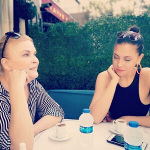 Nurseli İdiz Instagram - Kızımla @elifidiz baş başa kalıp kahve içip sohbet etmeyi özlemişim. İyi ki varsın. 💐🙏🏼❤️ @nurseliidiz @elifidiz @cem_idiz