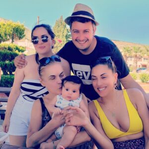 Nurseli İdiz Instagram - Dostlarla, güzel bir Pazar günü geçirmek çok keyifli oldu. Bebek sevme hasretimi de minik tatlı İlhan Demir’in enerjisi ile tazeledim. 🫶🏼🙏🏼❤️😘