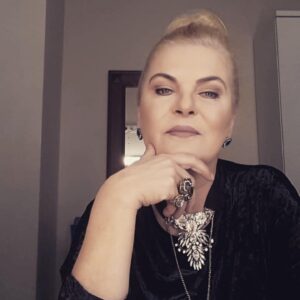 Nurseli İdiz Instagram - Merhabalar iyi akşamlar Canlı Masa bu akşam ve her akşam saat: 21:30 da Uçan Kuş Tv’de hepinizi bekliyorum sakın kaçırmayın. 🌺🙏🏼❤️