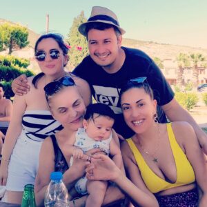 Nurseli İdiz Instagram - Dostlarla, güzel bir Pazar günü geçirmek çok keyifli oldu. Bebek sevme hasretimi de minik tatlı İlhan Demir’in enerjisi ile tazeledim. 🫶🏼🙏🏼❤️😘