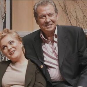 Nurseli İdiz Instagram - Bu acı haber sonrası Can Gürzap hocama olan saygımı, sevgimi ve minnetimi  huzurlarınızda yazıya dökmek, sizlere içimden gelen his ve duygularımı yazmak paylaşmak  istedim. Can Gürzap Hocam benim ve ailemin hatıraları içinde olan melek gibi bir insandı.  Kızım Elif’te ben de çok üzüldük Elif çocukken kulislerimiz de Can hocamın ellerinde büyüdü, bizlere ardında unutulmayacak anılar, hatıralar bıraktı. Hocamızın hâlâ bize bir yol göstermesini ışık tutmasını çok isterdik, hiç beklenmedik çok erken bir yolculuk oldu onun için çünkü kendine çok iyi bakan hayatını çok dengeli yaşayan, espirili, şakacı çok güzel bir insandı. Tüm tiyatro camiasının da üzüntü içinde olduğunu düşünüyorum. Gerçekten böyle tarihe iz bırakmış, üstelik rahmetli babası da çok önemli bir tiyatro oyuncusu olarak iz bırakmış bir insanın kaybından çok teessür duyuyorum. Hocamı üzdüğüm zamanlar oldu olanlar içinde Hocamdan Allah huzurunda  af diliyorum, beni affetmesini diliyorum, keşke zamanı geri alabilsek. Kendisi bana kızdığı ve uyardığı noktalarda çok haklıydı. Ne olursa olsun Can Gürzap benim hocamdı kendi dünyamda, hayatımda yaşadığım sağlık sorunlarım ve rahatsızlığım ile ilgili problemlerim yüzünden ayrı düşmüş olduğumuz zamanlar oldu bana kızgın olsa da hiçbir zaman asla Can hocama olan saygımı ve sevgimi bozmadım ne basın karşısında ne şahsi olarak asla saygısızlık etmedim.  Birlikte çok güzel günlerimiz oldu dünyanın en komik, en düzgün yaşayan en efendi insanı ve aile babasıydı Türk tiyatrosunda açtığı yeri ve katkılarını benim anlatmaya pek kelimelerim yetmez 30 - 35 yıl kadar beraberdik en az 16 yıl birlikte sahneye çıktık. Kendisi Sapanca’yı çok severdi Sapanca’da yaşamayı hep tercih etti. Bu arada Sapanca halkına da baş sağlığı diliyorum. Hayatında hiç kimseye hiçbir kötülük yapmamış bir insandı, tiyatroya ve çevresine fayda sağlamaktan, tiyatrodan, oyun oynamaktan, oyunculuktan ve öğrenci yetiştirmekten başka bir şeye kendisini adamamıştır. Böyle bir insanı ve üzerimde çok emeği olan büyüğümü  hocamı kaybetmekten dolayı büyük hüzün ve acı duyuyorum çok mutsuzum çok üzgünüm. Mekanın cennet olsun. Can Hocam #cangürzap