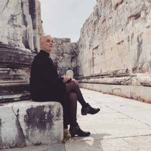 Nurseli İdiz Instagram - Etekler ve Pantolonlar Kadromuzla Tarih içinde gezintimiz. @nergiskumbasar @kimyagokce @alitemiz68 @mineartu @irmakuzun @elifidiz @ilhanbalamur @tiyatroyeditepe @eteklervepantolonlar