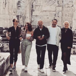 Nurseli İdiz Instagram - Etekler ve Pantolonlar Kadromuzla Tarih içinde gezintimiz. @nergiskumbasar @kimyagokce @alitemiz68 @mineartu @irmakuzun @elifidiz @ilhanbalamur @tiyatroyeditepe @eteklervepantolonlar