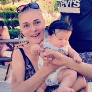 Nurseli İdiz Instagram - Dostlarla, güzel bir Pazar günü geçirmek çok keyifli oldu. Bebek sevme hasretimi de minik tatlı İlhan Demir’in enerjisi ile tazeledim. 🫶🏼🙏🏼❤️😘