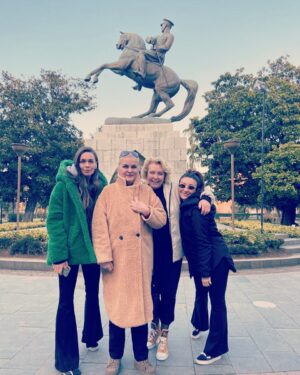 Nurseli İdiz Instagram - Etekler ve Pantolonlar Tiyatro Ekibi olarak Samsun’a ayak bastık. Tüm Samsun’a Sevgiler @nergiskumbasar @kimyagokce @alitemiz68 @mineartu @irmakuzun @elifidiz @cem_idiz @neslihan_ant @ilhanbalamur @eteklervepantolonlar #eteklervepantolonlar #sahne #oyuncu #sanat #tiyatro #samsun