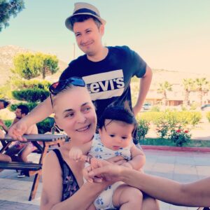 Nurseli İdiz Instagram - Dostlarla, güzel bir Pazar günü geçirmek çok keyifli oldu. Bebek sevme hasretimi de minik tatlı İlhan Demir’in enerjisi ile tazeledim. 🫶🏼🙏🏼❤️😘