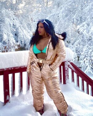 Nyla Rose Instagram - Snow on #wagonwednesday ?! 🫨🫨😏 #challengeaccepted ❄️🍑