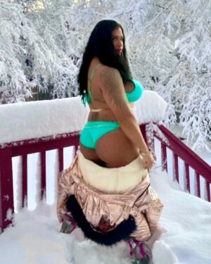 Nyla Rose Instagram - Snow on #wagonwednesday ?! 🫨🫨😏 #challengeaccepted ❄️🍑