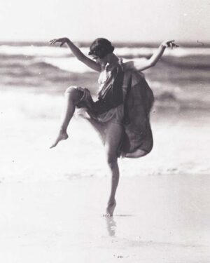 Océane Colom Instagram - « Je n’ai pas découvert ma danse, 
elle existait avant moi, 
elle dormait et je l’ai réveillé » 

Isadora Duncan