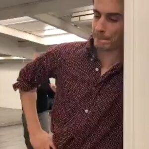 Océane Colom Instagram - Ma première chanson a 5 ans (déjà) 🥲🎂 

J’me rappelle me pointer devant la caméra de @neels.castillon pour tourner mon tout premier clip, le clip de L’insatisfait.
Bizarrement ça parlait d’un type qui n’aimait pas vraiment sa vie, sûrement que c’était parce que j’aimais pas bcp la mienne avant que vous ne la changiez en écoutant cette chanson que j’avais fabriqué derrière le bar du resto, sur une addition, en attendant la fin du service. 
 
J’avais le trac ce 28 mars 2018, 
le trac de toute une vie, le trac de ne pas trouver des gens qui sauraient m’entendre ..
Et pourtant derrière la peur, y’avait vous tous .. 🥺
à ma plus grande surprise … 
pour mon plus grand bonheur. 
Merci de me combler depuis ce 28 mars 2018, j’profite pour regarder la beauté du chemin parcouru quelques secondes puis je regarderai de nouveau vers l’horizon 🙏🏻♥️
