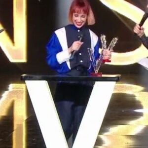 Océane Colom Instagram - Je suis toujours sonnée par cette victoire .. 🏆
Quelle fierté d’être montée sur le ring pour chanter SLT!  Merci à tous ceux qui ont voté, merci à mon armée de ninjas qui m’entoure au quotidien @faubourg26 @3emebureau @w_spectacle et merci au public qui me fait exister sur scène 💙