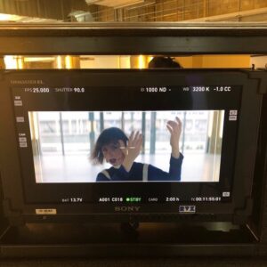 Océane Colom Instagram - Ma première chanson a 5 ans (déjà) 🥲🎂 

J’me rappelle me pointer devant la caméra de @neels.castillon pour tourner mon tout premier clip, le clip de L’insatisfait.
Bizarrement ça parlait d’un type qui n’aimait pas vraiment sa vie, sûrement que c’était parce que j’aimais pas bcp la mienne avant que vous ne la changiez en écoutant cette chanson que j’avais fabriqué derrière le bar du resto, sur une addition, en attendant la fin du service. 
 
J’avais le trac ce 28 mars 2018, 
le trac de toute une vie, le trac de ne pas trouver des gens qui sauraient m’entendre ..
Et pourtant derrière la peur, y’avait vous tous .. 🥺
à ma plus grande surprise … 
pour mon plus grand bonheur. 
Merci de me combler depuis ce 28 mars 2018, j’profite pour regarder la beauté du chemin parcouru quelques secondes puis je regarderai de nouveau vers l’horizon 🙏🏻♥️
