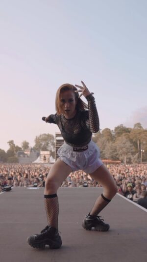 Océane Colom Instagram - Ce Summer Tour est vraiment bouillant 🥊❤️‍🔥

Hier sur le ring de @lanuitdelerdre 
Ce soir à @festivalaurillacenscene15 
demain à @bobitalfestival et  dimanche au @mainsquarefestival … 🤟🏻🔥
On se voit où? 👀 

@igordorembus 📹