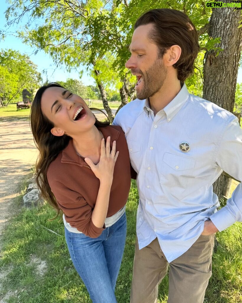 Odette Annable Instagram - It’s WALKER WEDNESDAY Y’ALL! Just #cordri over here horsin’ around. See you tonight @thecwwalker 8/7c. @jaredpadalecki 🤠