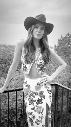 Odette Annable Instagram - Ready for you @iheartcountry 🤠

Hair/Makeup: @kjamesbeauty 
Custom Hat: @maufrais.austin 
Look: @estilo_austin @misa_losangeles