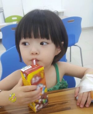 Oh Ji-yul Instagram - #오지율 #아역배우 #3살 #배냇머리
.
.

등교하면서 해열제를 챙겨달라고 하더니
다행히 학교에서는 열이 나지 않았다고 무전이 왔다.

무전기를 사달라고 해서
이번 학기부턴 #무전기 를 휴대하니
등하교 하며 짧게나마 통화가 가능하니 좋구나!☺️

.
.

#내셔널지오그래픽어패럴키즈 #내셔널지오그래픽어패럴 #키즈모델 
#내셔널지오그래픽 #내셔널지오그래픽키즈 #nationalgeographic
#더글로리 #TheGlory #하예솔 #이상한변호사우영우 🐬 #넷플릭스