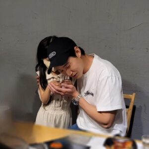 Oh Ji-yul Instagram - #오지율 #아역배우 #박성훈 배우님
.
.

더글로리 종방연에서...🍀

작고 소중한 아기새를 대하듯
조심스레 소중하게 살포시 안아주시고
귀 기울여 주시는 모습이 너무나 인상적이고 감동이었습니다!!!💕

멀리서 소중하게 담아보았습니다!!☺️

늘 행복하세요!!!💕 @boxabum

TVN (수) 오늘 저녁 8:45 유퀴즈에서 만나요!

.
.

#더글로리 #전재준 #하예솔 #눈물의여왕 #윤은성 #오징어게임2