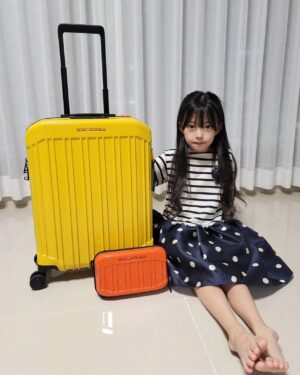 Oh Ji-yul Instagram - 이태리 명작, Nice한 피콰드로 #PIQUADRO #오지율 #아역배우
.
.

정성일 배우님과 함께하는 Nice한 #피콰드로 🧳

피콰드로에서 하도영 아빠와 함께 할 수 있는 
커플 캐리어를 선물해 주셔서 무척 행복한 예솔입니다!!😍

배우님과 함께  현장에서 뵐 수 있는 그날이 
빨리 올 수 있길 바라봅니다!!☺️

멀리서 늘 진심으로 응원드립니다!!💕

예술과 함께하는 #피콰드로 🧳

@piquadro.kr
@piquadro
@ygmicael

.
.

#피콰드로캐리어 #기내용캐리어 #키즈캐리어  #더글로리 #하예솔 #정성일
#마르디메크르디 #마르디메크르디레쁘띠 #mardimercredlespetits ✨️🍁
