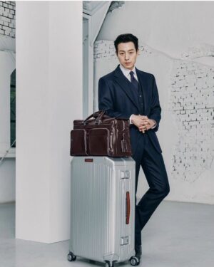 Oh Ji-yul Instagram - 이태리 명작, Nice한 피콰드로 #PIQUADRO #오지율 #아역배우
.
.

정성일 배우님과 함께하는 Nice한 #피콰드로 🧳

피콰드로에서 하도영 아빠와 함께 할 수 있는 
커플 캐리어를 선물해 주셔서 무척 행복한 예솔입니다!!😍

배우님과 함께  현장에서 뵐 수 있는 그날이 
빨리 올 수 있길 바라봅니다!!☺️

멀리서 늘 진심으로 응원드립니다!!💕

예술과 함께하는 #피콰드로 🧳

@piquadro.kr
@piquadro
@ygmicael

.
.

#피콰드로캐리어 #기내용캐리어 #키즈캐리어  #더글로리 #하예솔 #정성일
#마르디메크르디 #마르디메크르디레쁘띠 #mardimercredlespetits ✨️🍁