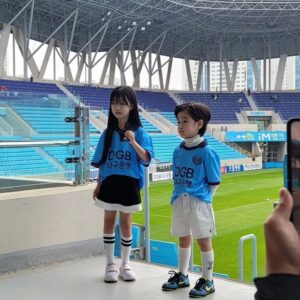 Oh Ji-yul Instagram - #K리그 #쿠플픽 #하프타임쇼 #오지율 #아역배우 
.
.

이용래 선수님의 아들 이로한 군
오승훈 선수님의 아들 오승연 군과의 #하프타임쇼 #인터뷰.

처음 도전해 보는 #리포터 지율🎤

.
.

#K리그 #쿠플픽 #대구FC #대구은행 #대구은행파크축구장 #대팍
#더글로리 #TheGlory #Netflix  #하예솔 #아역배우 #mlbkids