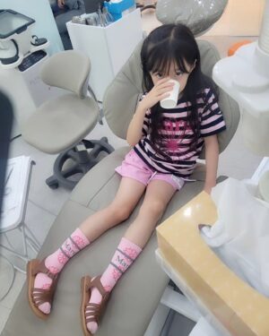 Oh Ji-yul Instagram - #오지율 #아역배우 #키즈모델 
.
.

유치가 빠지기 전에 촬영했던 엑스레이에서 너무나 반듯하게 자리하고 있던 영구치여서 아무런 걱정이 없었는데...

유치가 빠지고 영구치가 예쁘게 나오지 않아 적잖이 당황했었습니다!!☺️

원인은 과잉치!!
과잉치가 치아뿌리를 누르면서 영구치의 각도가 틀어졌던 것.
더 이상 수술을 미룰 수 없어 얼마 전, 전신마취 후 과잉치를 제거.

실밥제거 후 곧바로,
그 동안 미뤄왔던 치아교정을 위해 #연세바로치과 를 다녀왔습니다!

지율인 윗니 4개를 치아안쪽으로 교정장치를 부착했는데
큰 불편함 없이 금세 적응을 잘 했습니다!😊

첫 상담부터 교정까지 친절하게 상담 해 주시고 진료 해 주신 
원장님...감사합니다!!☺️💕

#치아교정 #교정치과 #압구정치과 #압구정교정치과 #연세바로치과압구정 #어린이교정 #압구정어린이교정#교정장치  #치아교정  #연세바로치과 🦷
#키디키디 #kidikidi #마르디메크르디레쁘띠 #mardimercredi #키즈모델