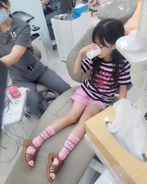 Oh Ji-yul Instagram - #오지율 #아역배우 #키즈모델 
.
.

유치가 빠지기 전에 촬영했던 엑스레이에서 너무나 반듯하게 자리하고 있던 영구치여서 아무런 걱정이 없었는데...

유치가 빠지고 영구치가 예쁘게 나오지 않아 적잖이 당황했었습니다!!☺️

원인은 과잉치!!
과잉치가 치아뿌리를 누르면서 영구치의 각도가 틀어졌던 것.
더 이상 수술을 미룰 수 없어 얼마 전, 전신마취 후 과잉치를 제거.

실밥제거 후 곧바로,
그 동안 미뤄왔던 치아교정을 위해 #연세바로치과 를 다녀왔습니다!

지율인 윗니 4개를 치아안쪽으로 교정장치를 부착했는데
큰 불편함 없이 금세 적응을 잘 했습니다!😊

첫 상담부터 교정까지 친절하게 상담 해 주시고 진료 해 주신 
원장님...감사합니다!!☺️💕

#치아교정 #교정치과 #압구정치과 #압구정교정치과 #연세바로치과압구정 #어린이교정 #압구정어린이교정#교정장치  #치아교정  #연세바로치과 🦷
#키디키디 #kidikidi #마르디메크르디레쁘띠 #mardimercredi #키즈모델