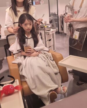 Oh Ji-yul Instagram - #오지율 #아역배우 #2024트롯뮤직어워즈
.
.

실장님 덕분에 예쁘게 변신중...감사합니다!!🙏💕

.
.

#2024트롯뮤직어워즈 #SBS프리즘타워 #청담헤어샵 #룩스루 #리틀그라운드
#더글로리 #TheGlory #하예솔 #이상한변호사우영우 🐬 #이재곧죽습니다