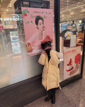 Oh Ji-yul Instagram - #오지율 #아역배우 
.
.

오랜만에 만난 #박연진 엄마!!🥰

배우님이 출연하시는 드라마를 시청 할 수 없는 지율이는
이렇게 광고로 만나뵐 수 있기에 더욱 반가운 듯합니다!☺️

늘 건강유의하세요!!🍀

@limjjy2
@ng_apparel.kids

.
.

#임지연 배우님 #투썸플레이스 #atwosomeplace #옥씨부인전 
#더글로리 #오지율 #하예솔  #아역배우  #내셔널지오그래픽키즈