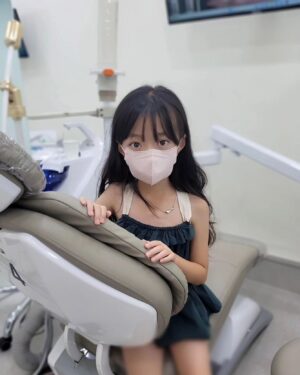 Oh Ji-yul Instagram - #오지율 #아역배우 
.
.

치과는 늘 긴장되는 곳!
의자에 앉자마자 눈물이 글썽글썽!!🥺

교정한지 얼마되지 않았지만 
벌써 치아가 조금씩 이동을 해서
처음보다 치열이 훨씬 가지런해 보입니다!

교정기간이 짧아서 곧 반듯해진 치아를 볼 수 있을 듯합니다!☺️🍀

.
.

#치아교정 #교정치과 #압구정치과 #압구정교정치과 #연세바로치과압구정 #어린이교정 #압구정어린이교정#교정장치  #치아교정  #연세바로치과 🦷