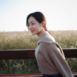 Oh Se-eun Instagram - 나의 봄 여름 가을 겨울 함께 했던 피라미드 게임🔺

재형이를 연기하면서 정말 많이 행복했어요🥹
부족한 제가 매력 넘치는 재형이를 다 담아내지 못해서
속상할때도 많았답니다••
그때마다 옆에서 많이 도와주고 좋은 말 해줬던 언니들!
그리고 피겜의 어머니, 소연 감독님 🫶
현장에서 잠도 못자고 더위와 추위를 함께했던 모든 스탭 언니,오빠분들께  감사 인사 드립니다!
덕분에 피라미드 게임을 촬영 하면서 많이 배우고 많이 성장 했습니다!
마지막으로 좋은 사람들과 함께 만든 피라미드 게임 많이 사랑해주셔서 감사합니다🤍🫶

그럼 이제 진짜 마지막 피라미드 게임, 종료 할게🔺