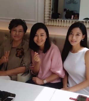 Oh Seung-ah Instagram - -

배우생활을 거의 처음하면서 함께했던 선생님,선배님과 다시 함께하게되서 정말 영광이고 감사합니다🥰
사랑하고 존경하는 반효정선생님, 전노민선배님과 함께❤️

( 2017년도 첫주인공을 맡았을 때 함께했던 반효정선생님과 이칸희선배님..💕 시간이 참 빠르게 흐르네요..! 이번작품에서도 함께 할 수 있어서 행복합니다🧡언제나 건강하시길..🙏🏻❤️)