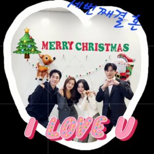 Oh Seung-ah Instagram - -

크리스마스엔 역시 촬영이지..🤣🎄🎄
일복이 넘치는 2023년..!! 
< 세번째 결혼 > 팀 화이팅팅!!🥰🧡❤️

#merrychristmas🎄 #세번째결혼 #촬영중🎬 
#윤선우 #오승아 #문지후 #오세영 #달리자달려🤭