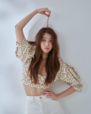 Oh Hye-soo Instagram - ⌛️
돌고돌아 결국에는 소중한 인연이 되는 사람들이 있다.
그런 놀라운 사람들과 함께한
너무나도 따뜻했던 작업,
그 마지막 결과물🤎

Photo. @hoho_yummy 
H&M. @p___ji 
Stylist. @recipeon 
Model. @5yes__