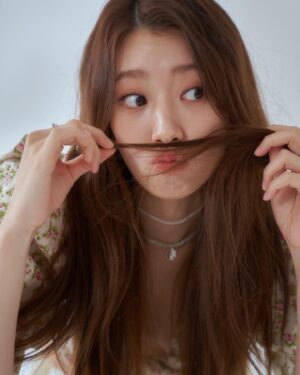 Oh Hye-soo Instagram - ⌛️
돌고돌아 결국에는 소중한 인연이 되는 사람들이 있다.
그런 놀라운 사람들과 함께한
너무나도 따뜻했던 작업,
그 마지막 결과물🤎

Photo. @hoho_yummy 
H&M. @p___ji 
Stylist. @recipeon 
Model. @5yes__