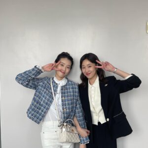 Oh Hye-soo Instagram - -
학교에서도 그랬지만 
촬영장에서는 더욱 더 멋지게 빛이 났던 윤경언니💙 
작품에서 만나 정말 반가웠어요 천사 선배님🧚🏻🤍

#이상한변호사우영우 
#extraordinaryattorneywoo