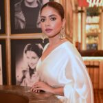 Oindrila Bose Instagram - 🤍 #sadarongerprithibi Glimpse of yesterday🤍 #sadarongerprithibi #premiere #newbengalimovie #explore Make up and hair @baban.islam.54 Styled by @subrata4462 Saree @kreationby.kj Jewellery @jhalak_thedesignerstore DOP @saan_insta_ii