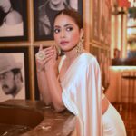 Oindrila Bose Instagram - 🤍 #sadarongerprithibi Glimpse of yesterday🤍 #sadarongerprithibi #premiere #newbengalimovie #explore Make up and hair @baban.islam.54 Styled by @subrata4462 Saree @kreationby.kj Jewellery @jhalak_thedesignerstore DOP @saan_insta_ii