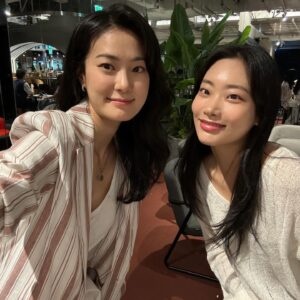 Ok Ja-yeon Instagram - 영화 백두산을 함께 했던, 참 멋진 조감독님이셨던, 김성한 감독님의 첫 영화 개봉을 축하드립니다🎉 감독님의 감각과 진심을 믿어 의심치 않았지요! 성동일선배님께서 무대 인사에서 애정을 가득 담아 하신 말씀처럼 ‘신파 없이 진한 여운이 오래 남는 이야기’였어요- 정성으로 차곡차곡 잘 만든 영화, 많은 분들이 봐 주시길 기원합니다 :-)
#하이재킹