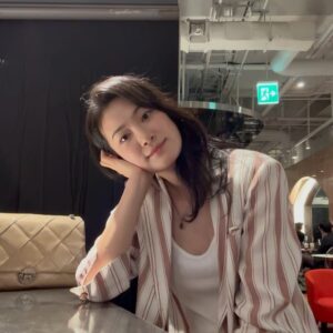 Ok Ja-yeon Instagram - 영화 백두산을 함께 했던, 참 멋진 조감독님이셨던, 김성한 감독님의 첫 영화 개봉을 축하드립니다🎉 감독님의 감각과 진심을 믿어 의심치 않았지요! 성동일선배님께서 무대 인사에서 애정을 가득 담아 하신 말씀처럼 ‘신파 없이 진한 여운이 오래 남는 이야기’였어요- 정성으로 차곡차곡 잘 만든 영화, 많은 분들이 봐 주시길 기원합니다 :-)
#하이재킹