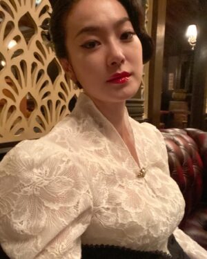 Ok Ja-yeon Instagram - 억압과 폭력 속에서 마지막 존엄만큼은 지키려고 애쓰는 이들을 만날 수 있었던, #경성크리처.
