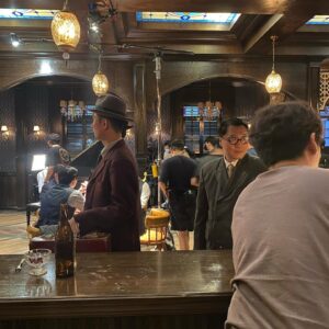 Ok Ja-yeon Instagram - 🌜월광바 영업중🍸 들어오셔요🥂
 #경성크리처 #넷플릭스

너무너무 반가웠던 @woojihyeon_ @wi__wi__wi 박지환 선배님, 김해숙 선배님… 특히 김해숙 선배님은 슈룹을 같이 동시에 찍고 있을 때라서 뵐 때마다 폭소와 함께 반가움의 포옹을 나눴더랬다-(“어제 문경에서 뵙고 오늘은 파주에서 또!”) 최강카리스마의 대비마마와 한없이 부드럽던 나월댁의 눈빛… 언제 또 뵈올까요 선배님! 근데 사진은 없당…🥲