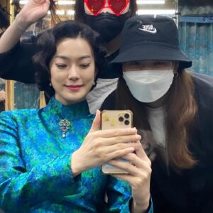 Ok Ja-yeon Instagram - 🌜월광바 영업중🍸 들어오셔요🥂
 #경성크리처 #넷플릭스

너무너무 반가웠던 @woojihyeon_ @wi__wi__wi 박지환 선배님, 김해숙 선배님… 특히 김해숙 선배님은 슈룹을 같이 동시에 찍고 있을 때라서 뵐 때마다 폭소와 함께 반가움의 포옹을 나눴더랬다-(“어제 문경에서 뵙고 오늘은 파주에서 또!”) 최강카리스마의 대비마마와 한없이 부드럽던 나월댁의 눈빛… 언제 또 뵈올까요 선배님! 근데 사진은 없당…🥲