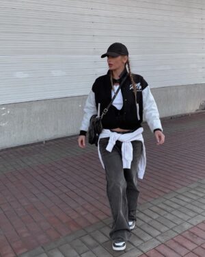Oksana Adamovich Instagram - 🏈 time for an active life 

#sportchic #sportchicstyle #etonic #greyjeansoutfit #capoutfit #newyorkcap #sportoutfit #casualsportstyle #sneakersoutfit